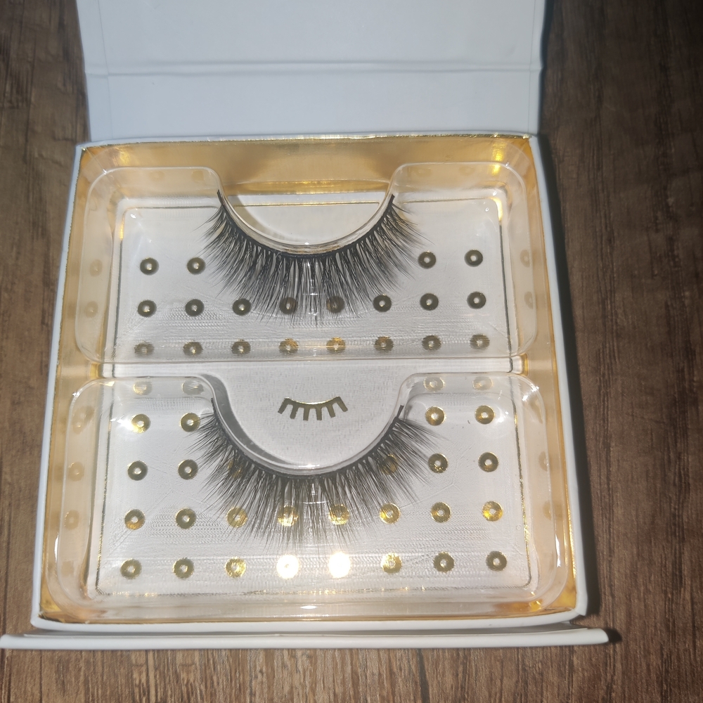 Natural Black Lashes with Graduated Lengths and Medium Density